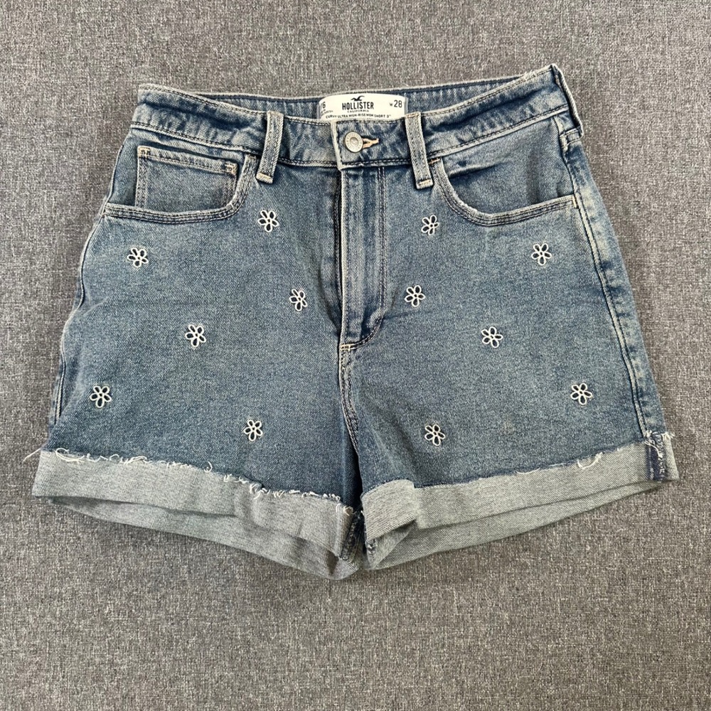 Hollister Curvy‎ Ultra High Rise Mom Shorts 7/6 W28 Daisy Floral Blue Denim 3"